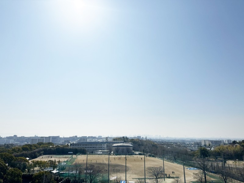 南側の眺望です。前面を遮る建物はなく、季節や時間と共に変化していく大きな空と緑を眺めながら大きく伸びをしたくなるような爽快な眺めが広がります。日常生活の中にゆとりや彩りを与えてくれます。