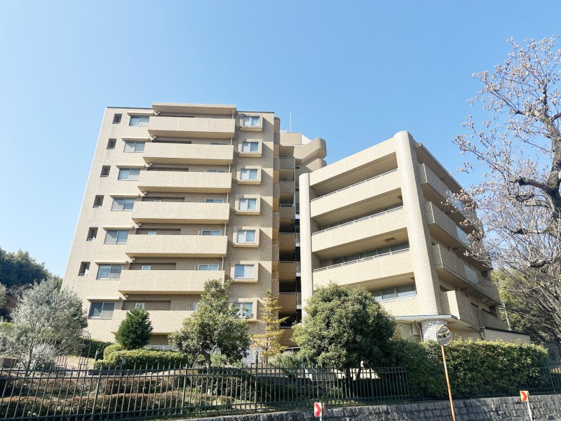 緑に寄り添う北摂エリア、北大阪急行線千里中央駅徒歩１２分で、都心部へのアクセスも便利です。近くには大きな公園があり、子育て世代のファミリーにおすすめの環境です。平成１４年建築、ペット飼育可能です。