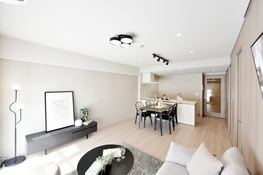 南向きのバルコニーから一日を通して明るい光が差し込むLDK約15.8帖です。ナチュラルな内装に仕上げましたので、どんな家具とも馴染みが良く、家族が心穏やかにくつろぐことができる空間です。