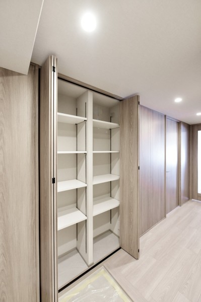 玄関にはシューズボックスの他に、廊下に収納を設置しました。お出かけの際にサッと取り出したいレイングッズや、災害備蓄品や、日用品のストックなど、幅広い用途でお使いいただけます。