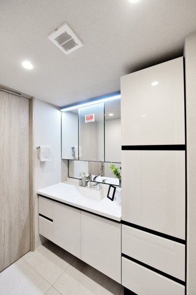 ゆったりとした広さを確保した洗面室はダウンライトと上部ライン照明で、しっかりと明るさを確保していますので身だしなみも整えやすくなっています。タッチレススイッチで、手を触れずに照明をonoffできます。