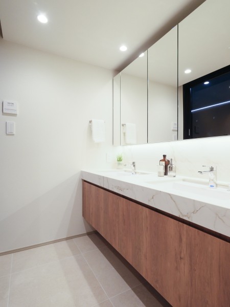 洗面化粧台にはまるでホテルのようなダブルボウルデザインを採用しました。大きな鏡面と収納も豊富に備え付け、朝の身支度を整える時間もご家族で快適にお使いいただけます。