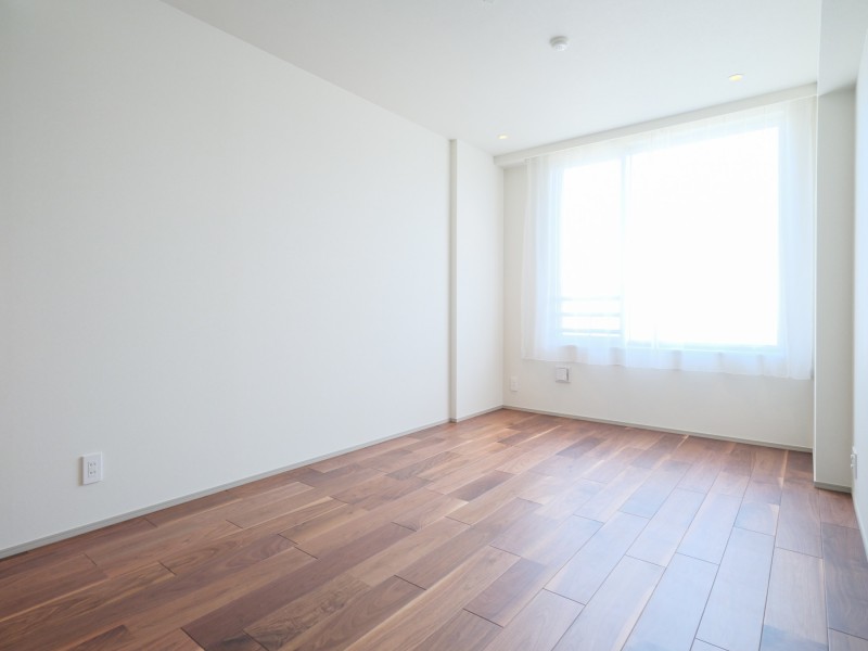 主寝室にもぴったりな洋室1です。のびやかにプライべート時間を満喫できるお部屋です。