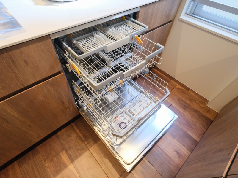 ◆食器洗浄機◆家事の時間を短縮できる優れもの。さらに節水・節約を同時に行うことができるので、人気があり重宝します。