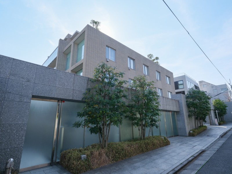 上原２丁目の高台に位置する低層レジデンスです。3路線2駅が利用でき、利便性良好です。