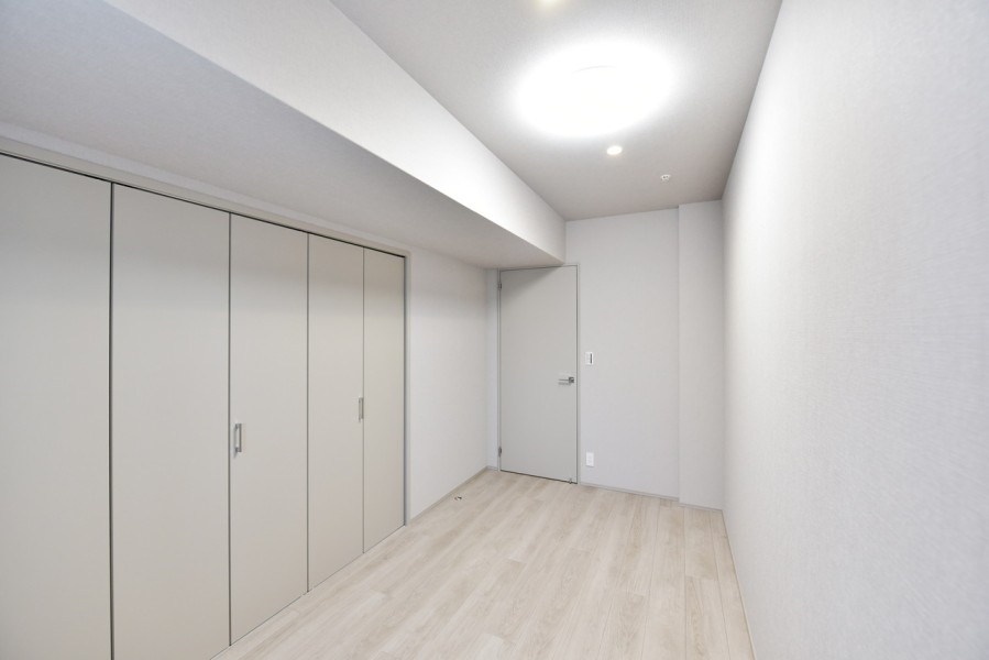 洋室２（約6.0帖）シンプルな内装に仕上げていますので、インテリア選びも楽しめます。壁一面に大容量のクローゼットを設置していますので、居室を広々と有効にご使用いただけます。