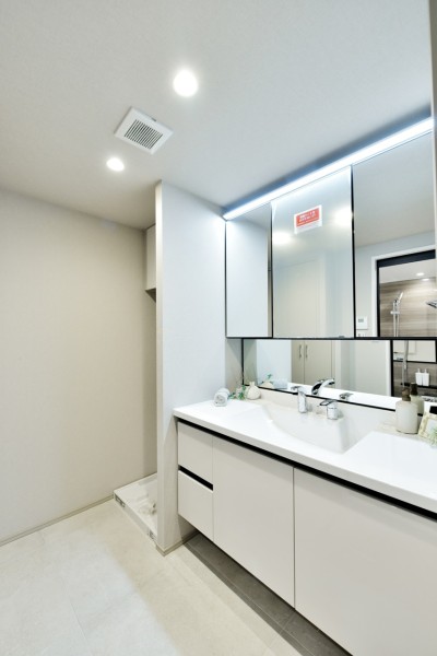 ゆったりとした広さを確保した洗面室はダウンライトと上部ライン照明で、しっかりと明るさを確保していますので身だしなみも整えやすくなっています。タッチレススイッチで、手を触れずに照明をonoffできます。