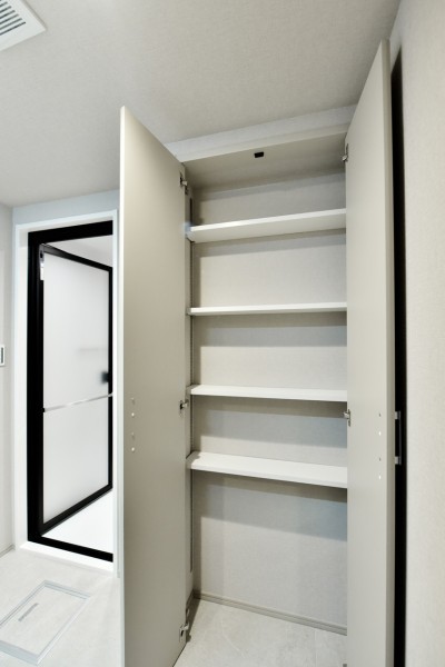 洗面室には収納を設置しましたので、タオル類や洗剤類、家族の着替えなども収納でき、すっきりと整頓された空間を保てます。その他にも収納がたっぷり配置された機能的な間取りです。