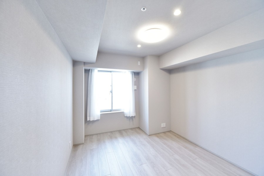 洋室１（約7.1帖）は北側のバルコニーに面し、柔らかな光が差し込みます。リビングから離れて静かに心と体を休めることができ、主寝室としてお使い頂けます。シンプルな内装なので自分好みの演出を楽しめます。