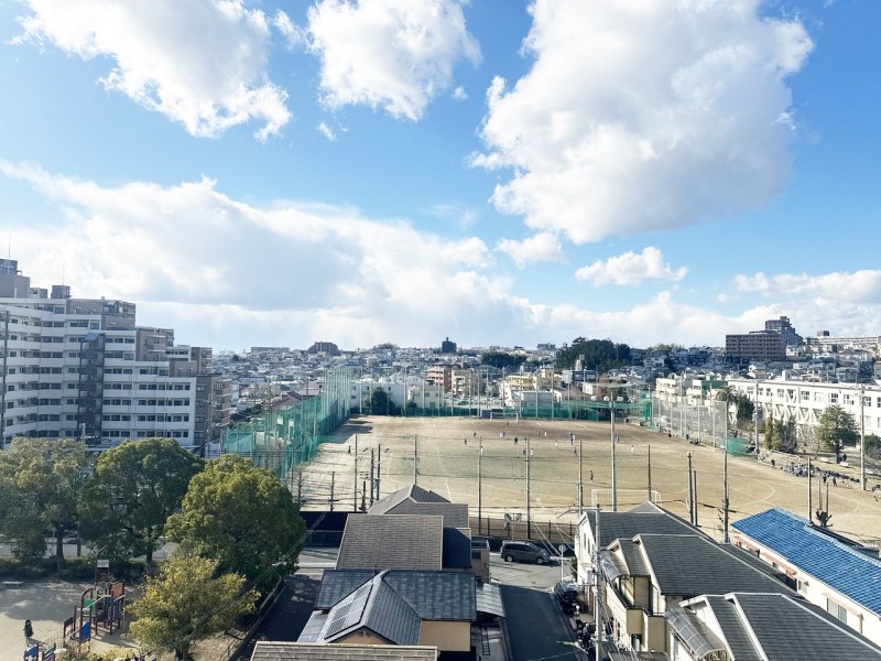 7階部分で、前面を遮る建物はなく、爽快な眺望が広がります。時間と共に変化していく大きな空の様子を眺めながら、一日の疲れを癒し、リフレッシュできます。