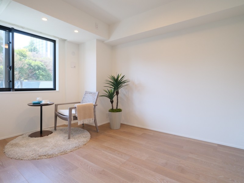 洋室1はバルコニーに面した約6.1帖のお部屋です。伸びやかな光が差し込み、安らぎの時間が流れます。