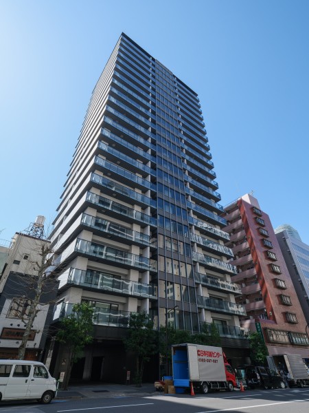 麻布台ヒルズや虎ノ門ヒルズが徒歩圏内、大使館などが多く立ち並ぶ都会的なエリアに位置するマンションです。非常用自家発電設備や災害対策用造水機など、有事の際にも心強い設備が備えられています。