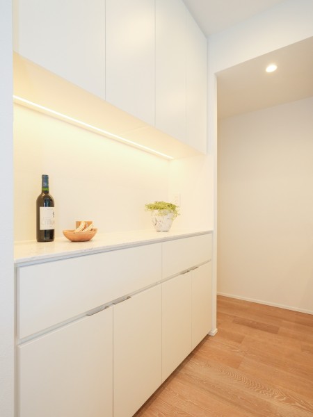 背面には収納豊富なカップボードを設置しています。カウンターには調理アイテムを配置するもよし、作業スペースとして使うもよしと、お好みの使い方が可能です。