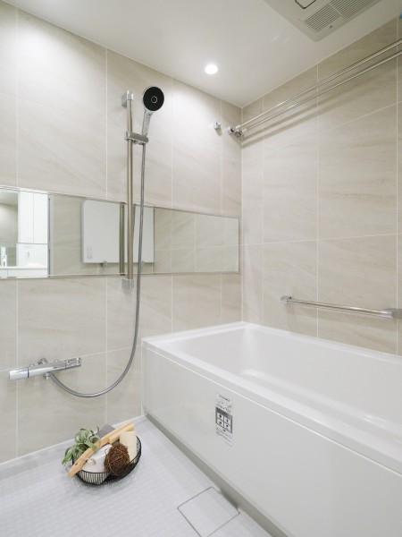 1418サイズのバスルームは一日の疲れをしっかりと癒すリラクゼーション空間です。柔らかな色合いが心を落ち着かせ、心ゆくまでバスタイムをお楽しみいただけます。