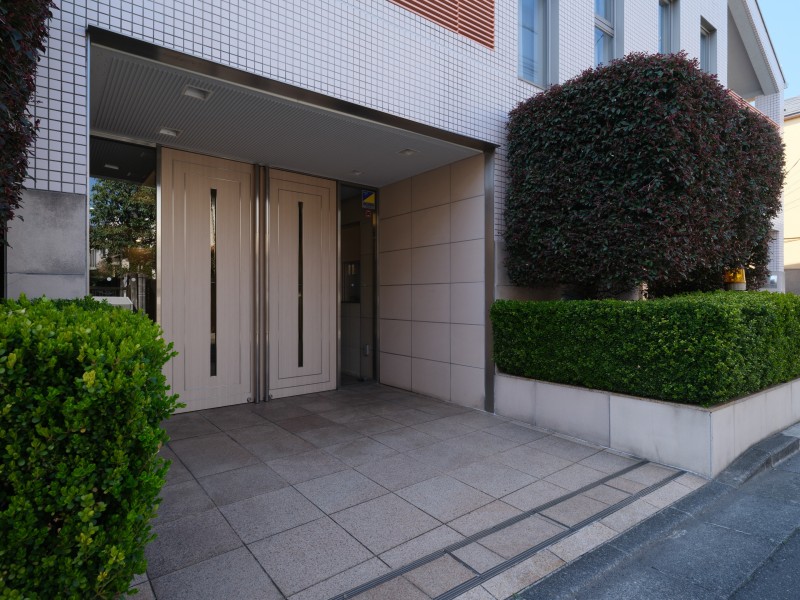 手入れの施された植栽が安らぎの居住空間へ誘うエントランスです。２０１５年に共用部を大規模修繕工事実施済みで、管理体制良好です。