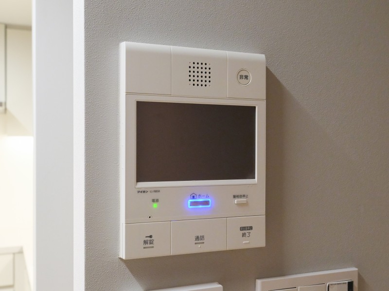 ◆TVモニター付インターホン◆訪ねてきた相手をモニター越しに確認でき、防犯対策に役立ちます。インターホン越しに話をすることが可能です。