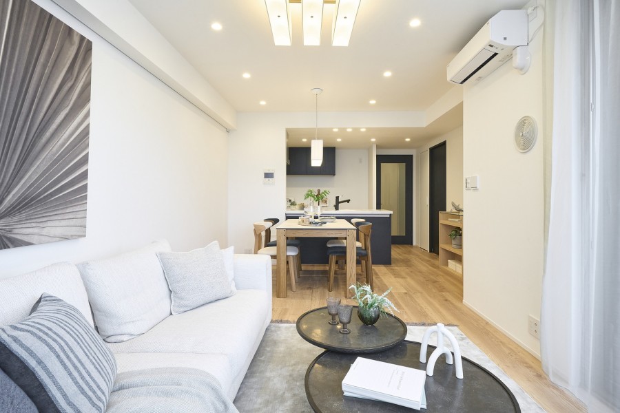 リビングダイニングにはエアコンと床暖房があり、年間を通して室内環境を快適に保つことができます。