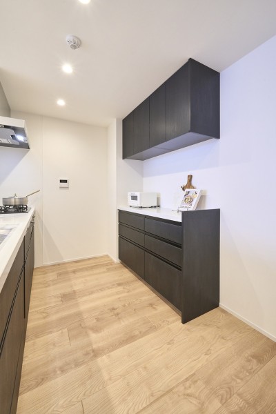 背面にはキッチンとお揃いでスタイリッシュなカップボードを備え付けました。カウンターには調理家電や小物をすっきりと配置でき、キッチンまわりを整えやすくなっております。