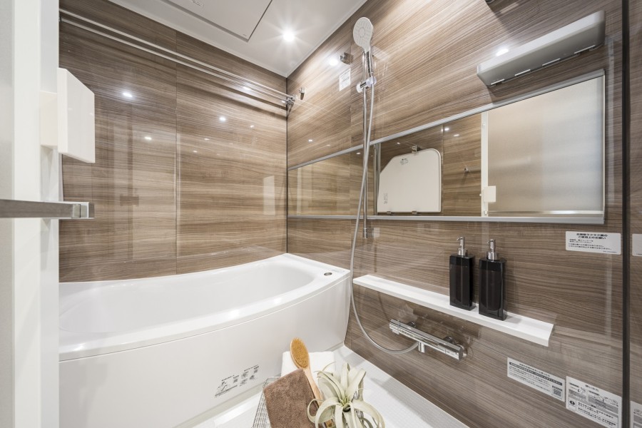 光沢感のある木目調のパネルが、より一層くつろぎと高級感を醸し出します。毎日のお風呂時間を心ゆくまで満喫することができます。