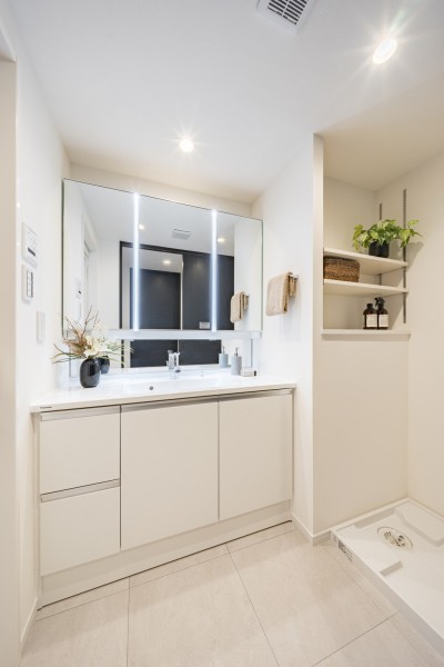 白を基調とした清潔感溢れるデザインの洗面化粧台です。身だしなみチェックや鏡裏の収納が便利な三面鏡になっています。