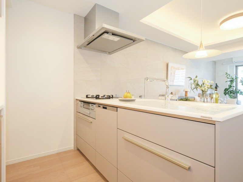 開放的なオープンキッチンは、住まいと暮らしにフィットするデザイン性と機能性を兼ね備えています。