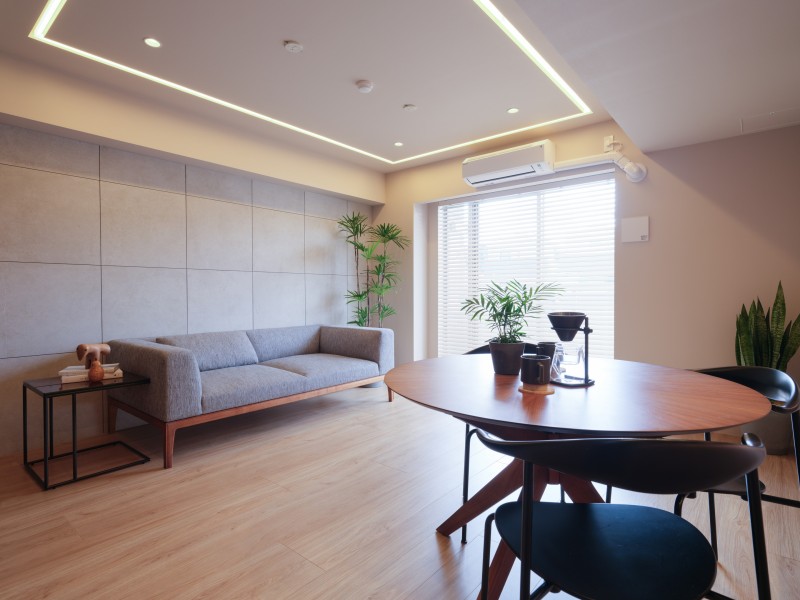 ユナイテッドアローズ社がもつブランドの世界観を住空間に落とし込みながら、従来の様式美や一過性のトレンドに流されることなく、暮らしの普遍を丁寧に見つめながら住空間づくりを目指し施したリノベーションです。