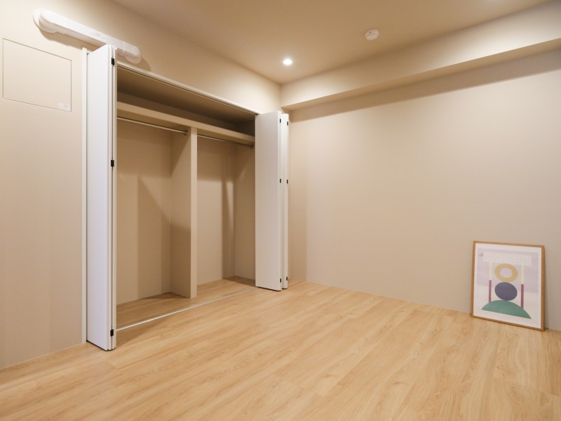 洋室1には間口の広いクローゼットが備わっています。たっぷりと荷物を収納でき、居住空間は広くお使いいただけます。