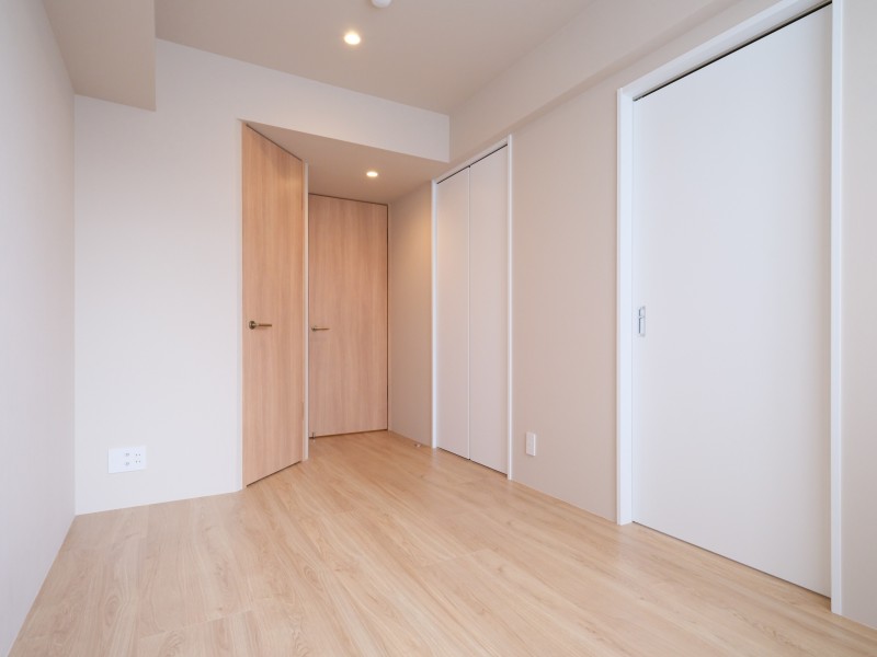 洋室3は約6.3帖の広さがあり、リビングから一番遠くプライベート性が高いお部屋です。のびのびと感じ、落ち着いた時間をお過ごしいただけます。