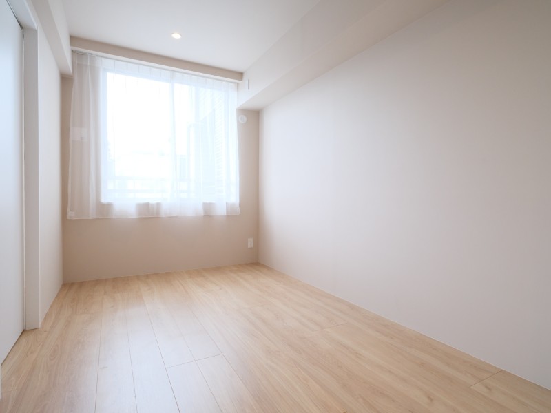 洋室3は南西向きの窓からあたたかな自然光が注がれます。心地よい時間が流れる穏やかな空気に纏われたお部屋です。