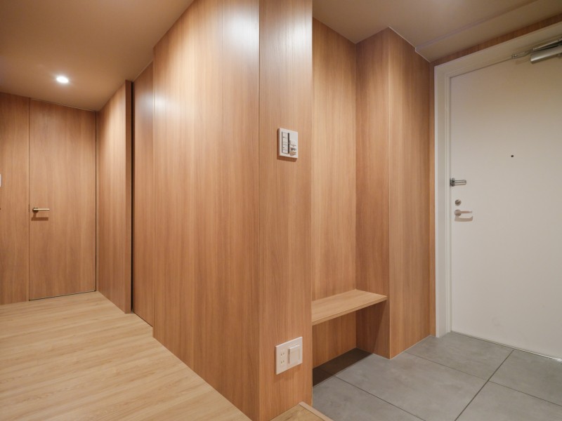 玄関にはベンチを造作しました。腰掛けとしても、インテリアカウンターとしてもご活用いただけます。