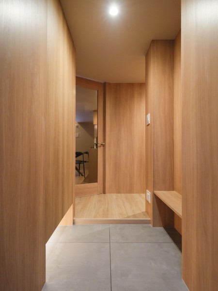 住戸へ入室した瞬間に胸が躍りそうなお部屋の顔となる玄関です。木の表情や色の濃淡、優美な曲線を描く繊細な木目が魅力の住まいです。