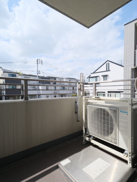 心がほっとするような光と心地よい風を感じ、日々をアップデートできそうなバルコニーです。