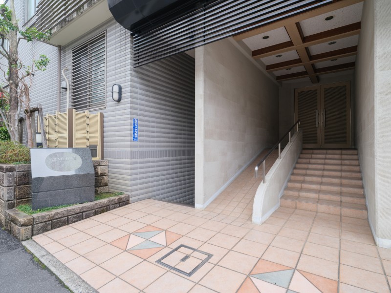 スロープを設けた、バリアフリー設計のエントランスです。ベビーカーや重い荷物での移動もスムーズな住まいです。