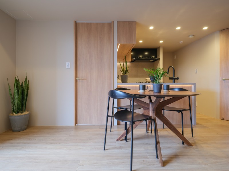 クロスとフローリングの間には巾木を設けず、繊細な技術で丁寧につくりあげたお部屋です。ディテールにこだわり、ノイズレスな美しさがお部屋全体に凛とした品格と開放感をもたらします。