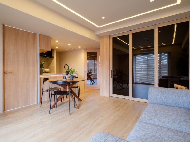 美しい木目や控えめな流れ目の石調タイルに囲まれ、穏やかな空気に纏われる住空間です。流行と安らぎの豊かな共存の風合いが魅力のお部屋です。