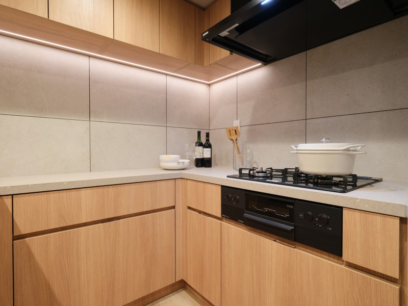 間接照明を設置し、解き放たれる柔らかな光が洗練された雰囲気を醸し出します。キッチン壁面にもタイルを採用し、こだわり溢れるスペースです。