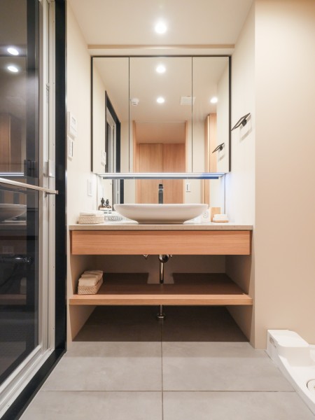 日常を心地よくリセットする、ホテルライクな洗面空間です。ベッセルボウルの曲線が空間の質感を高め、影まで美しくデザインします。