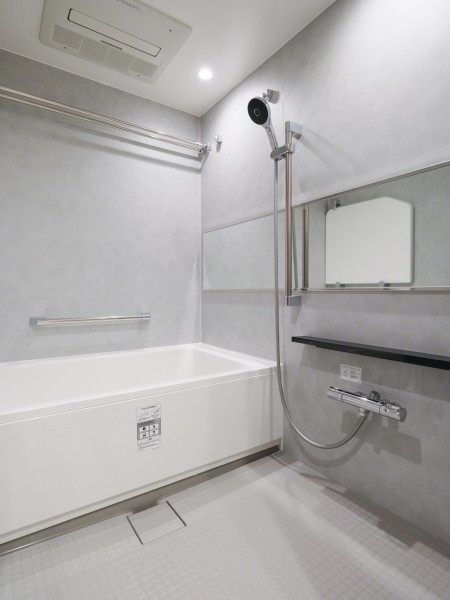 淡いグレーのパネルが一日の疲れを優しく癒してくれます。暖房・涼風・換気・乾燥機能付きで1年中快適なバスタイムをお楽しみいただけます。