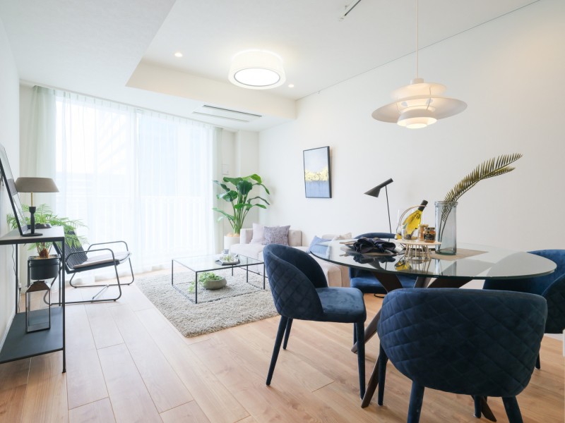 大きな窓から明るい自然光が降り注ぎ、彩り豊かな暮らしを演出します。穏やかな時間に纏われた、都心の喧騒と一線を画す安らぎの空間です。