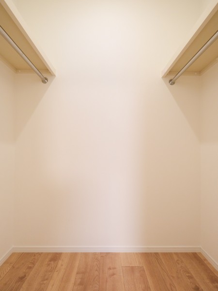 洋室1には収納力が頼もしいウォークインクローゼットが備わっています。奥行きがあるため、衣類だけでなくオフシーズン家電やキャリーバッグなどもしっかりと収納可能です。