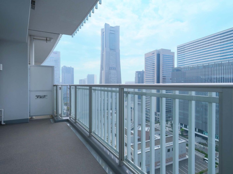 南西向き×24階部分につき、優しい陽光と爽やかな風通りが感じられるバルコニーです。
