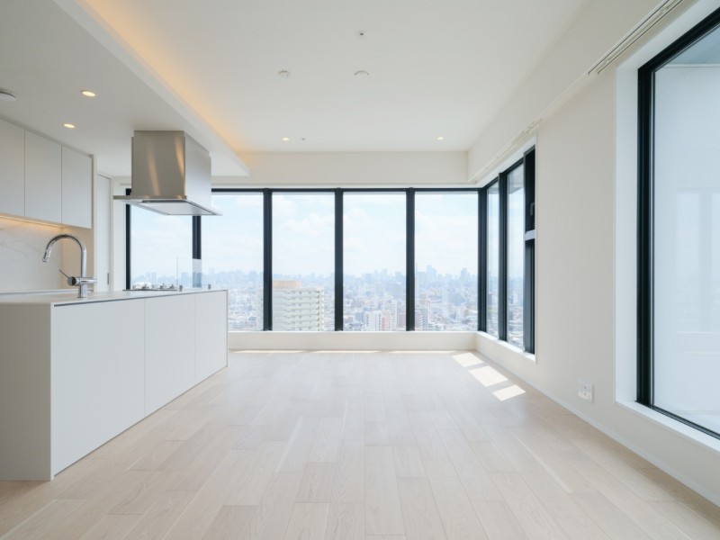 室内には住まう方の暮らしやすさと心地よさを追求したリノベーションを施しました。リビングダイニングには床暖房を敷設し、通年快適な温度への調整が可能です。