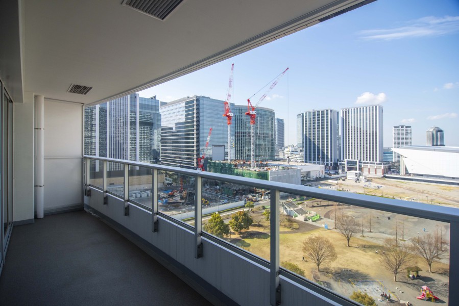 開けた空を眺めながらほっと一息つき、日常をアップデートできるバルコニーです。だんだんと変わっていく空の色を愉しみリフレッシュするのも良さそうです。