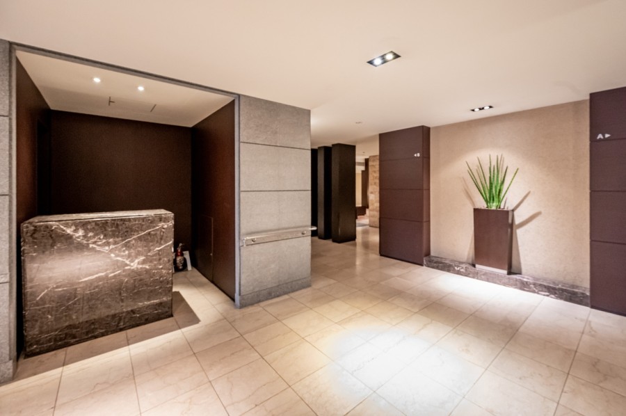 毎日の暮らしをサポートしてくれるコンシェルジュが皆様を迎えます。快適な生活に欠かせない上質なサービスが提供されています。