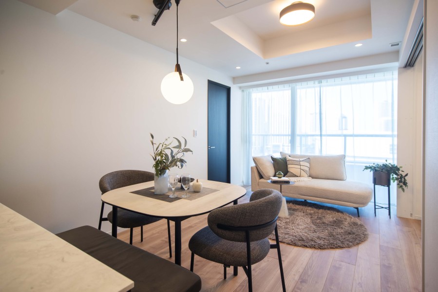 各居室の天井は折り上げ天井となっており、空間に広がりや奥行きを生み出し、開放感を演出しています。スタイリッシュな空間で、都市生活のやすらぎを深める快適な暮らしが叶う住まいです。