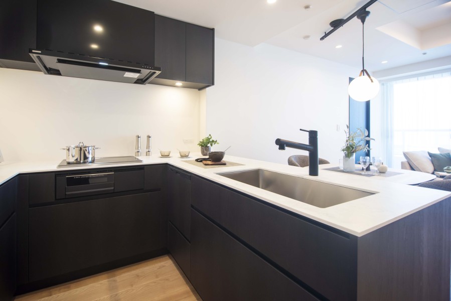 リビングにいるご家族とコミュニケーションを取りながらお料理ができる、人気のオープンキッチンです。コンロ側は壁付けになっているので、お手入れラクラクです。