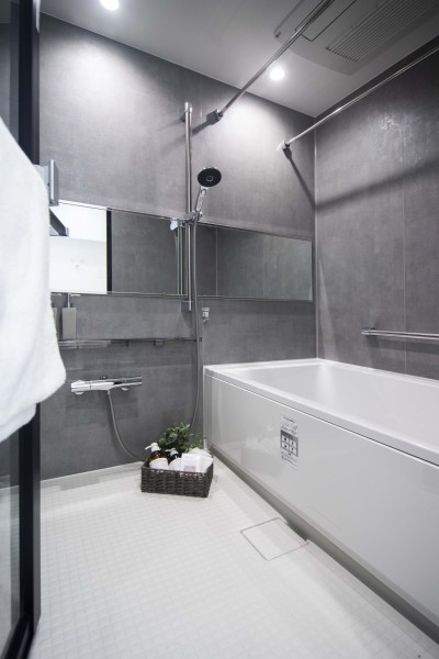 横長ミラーの効果で実際のサイズよりも広がりを感じるバスルームです。毎日のバスタイムを贅沢に、豊かにしてくれます。