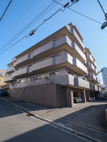 御所山町の閑静な邸宅地に佇む低層マンションです。商業施設が充実した桜木町駅まで徒歩16分、まいばすけっとやFUJI伊勢崎町店が徒歩6分圏内にあり、日々のお買い物にも便利な住環境が整っています。