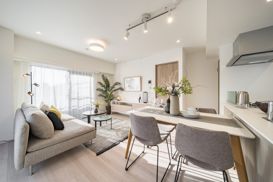 多種多様なライフスタイルに寄り添ったしつらえにリノベーションし、アップデートしたお部屋です。こだわった素材や意匠を纏い、柔らかく、美しく創りあげました。