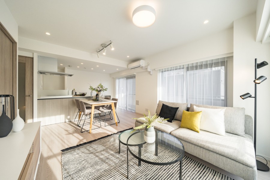 お部屋は自然の優しい温もりを添えた居心地の良い内装に仕上がりました。心地よい時間が流れるお部屋は、毎日が忙しいあなたもほっと一息つける安らぎの空間です。